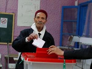 ناخب يدلي بصوته في الانتخابات المحلية في تونس العاصمة
