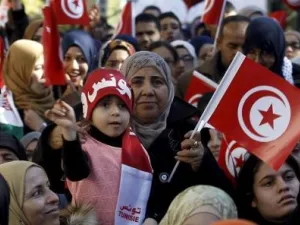 طفلة تلوح بعلم تونس خلال احتفالات الذكرى الخامسة للثورة التونسية عام 2011 في شارع الحبيب بورقيبة في العاصمة تونس
