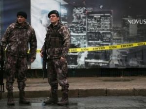 عنصران من القوات الخاصة التركية في موقع الاعتداء في ازمير

