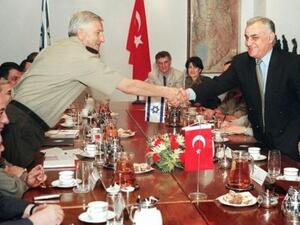 الجنرال شفيق بير خلال لقاء مع وزير الدفاع الاسرائيلي يتسحاق موردخاي في تل ابيب في 26 ايار/مايو 1997

