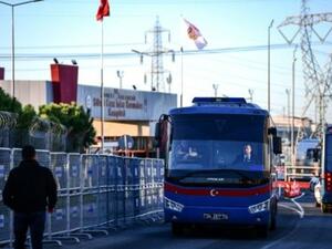 حافلة لنقل المساجين امام مبنى محكمة سيليفري قرب اسطنبول اثناء احدى جلسات الاستماع في محاكمة مشاريبوف
