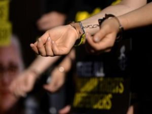 نشطاء من منظمة العفو يتظاهرون في روما احتجاجا على توقيف زملاء لهم في تركيا
