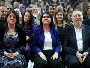 سربيل كمال باي وبروين بولدان وسزاي تمللي خلال مؤتمر حزب الشعوب
