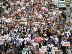 مسيرة للمعارضة التركية باتجاه اسطنبول احتجاجا على سجن نائب

