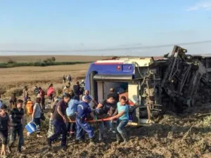 عشرة قتلى و73 جريحا اثر خروج قطار عن سكته في تركيا