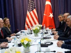 نائب الرئيس الاميركي مايك بنس (يسار) في اجتماع مع رئيس الوزراء التركي بن علي يلديريم في ميونيخ

