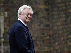 الوزير المكلف بملف انفصال بريطانيا عن الاتحاد الأوروبي ديفيد ديفيس
