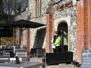 شرطي بريطاني في محيط موقع العثور على سكريبال وابنته في سالزبوري
