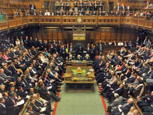 البرلمان البريطاني يصوت على إجراء انتخابات تشريعية مبكرة
