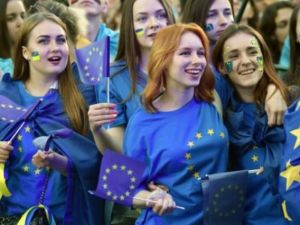 حفل موسيقي في ساحة في كييف احتفالا بالبدء بدخول الاتحاد الاوروبي دون تأشيرات
