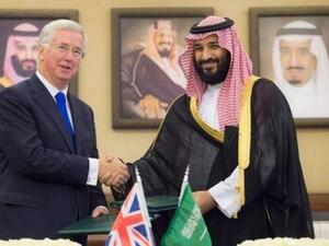 وزير الدفاع البريطاني مايكل فالون (يسارا) وولي العهد السعودي الأمير محمد بن سلمان خلال توقيع اتفافية للتعاون العسكري في جدة يوم الثلاثاء
