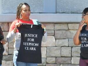 حشد كبير يشارك بجنازة شاب أسود قتلته شرطة كاليفورنيا
