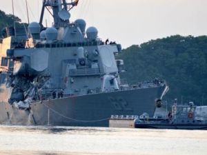 المدمرة الأمريكية فيتزجيرالد بعد تصادمها مع سفينة حاويات في يوكوسوكا باليابان
