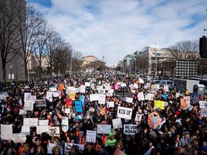 مسيرات حاشدة بأنحاء الولايات المتحدة للمطالبة بفرض قيود على الأسلحة

