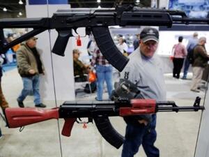 بنادق معروضة في معرض أسلحة نظمته الجمعية الوطنية الأميركية للبنادق

