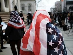 امرأتان تضعن حجابا بالعلم الأميركي في سيتي هول في مناسبة يوم الحجاب العالمي
