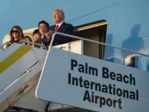 وصول الرئيس دونالد ترامب وزوجته ميلانيا مع رئيس الوزراء الياباني شينزو آبي وزوجته آكي على متن الطائرة الرئاسية الى مطار بالم بيتش الدولي بولاية فلوريدا

