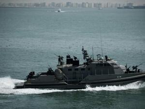 زورق عسكري أميركي تابع لقيادة الأسطول الخامس يبحر امام السواحل البحرينية
