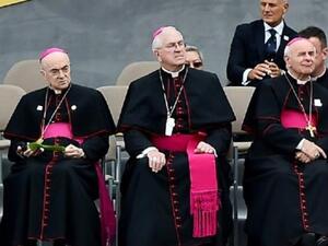 الاسقف الأميركي كارلو ماريا فيغانو (يسار) سفير الفاتيكان السابق في واشنطن

