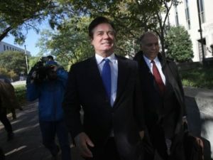 المدير السابق لحملة ترامب بول مانافورت مغادرا مقر المحكمة

