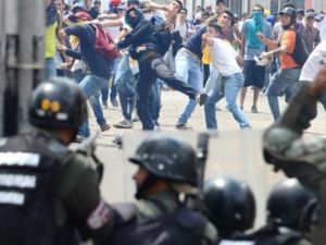 مواجهات بين نشطاء معارضين وقوات الامن خلال تظاهرة في سان كريستوبال

