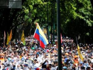 متظاهرون ضد الرئيس الفنزويلي نيكولاس مادورو في العاصمة كراكاس
