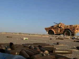 آلية تابعة لمقاتلين موالين لحكومة الوفاق الوطني في سرت
