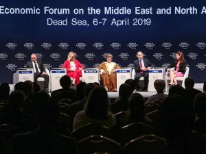 وزير خارجية سلطنة عمان يوسف بن علوي (في المنتصف) والى يساره نظيره الاردني ايمن الصفدي