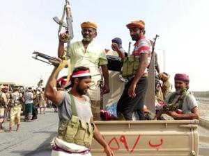 قوات موالية للحكومة المدعومة من التحالف الذي تقوده السعودية بالقرب من مدينة الحديدة التي يسيطر عليها المتمردون الحوثيون

