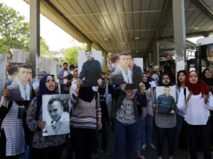 نساء فلسطينيات يشاركن في مظاهرة دعما للسجناء الفلسطينيين في السجون الاسرائيلية 
