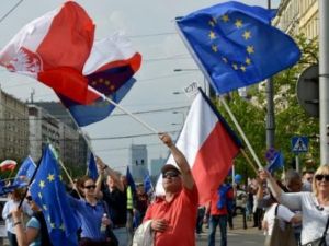 عشرات الالاف يشاركون في "مسيرة الحرية" في وارسو
