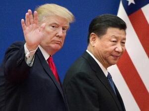 الرئيس الأميركي دونالد ترامب (يسار) وبجانبه نطيره الصيني شي جينبينغ
