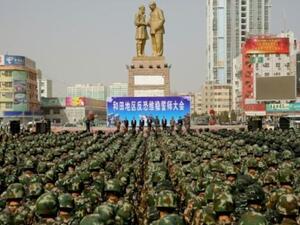 الشرطة العسكرية الصينية تشارك في تجمع ضد الارهاب في هوتان شمال غرب منطقة شينجيانغ يوغور
