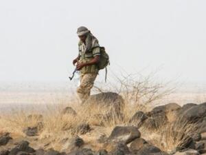 مقاتل يمني يحارب مع قوات الرئيس عبد ربه منصور هادي بالقرب من تعز

