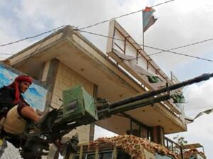 مقاتل انفصالي يمني يجلس على عربة مدرعة في عدن 
