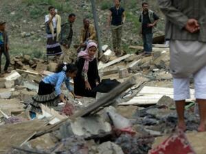 يمنيون في موقع غارة شنتها طائرات تابعة للتحالف بقيادة السعودية