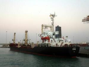 سفينة محملة بالمواد الغذائية في ميناء الحديدة