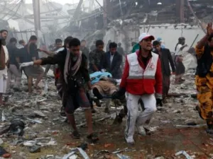 فرق انقاذ في موقع الغارة التي نسبت للتحالف العربي على مجلس العزاء في صنعاء
