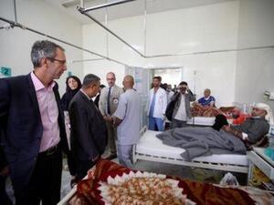 دومينيك ستيلهارت مدير العمليات في اللجنة الدولية للصليب الأحمر يزور مرضى في مستشفى في صنعاء
