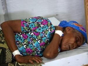 إمرأة تعالج من الكوليرا في مدينة الحديدة اليمنية
