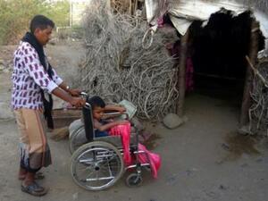 الطفل اليمني عبدالله في كرسي متحرك نتيجة إصابته في انفجار لغم في محافظة تعز في غرب اليمن
