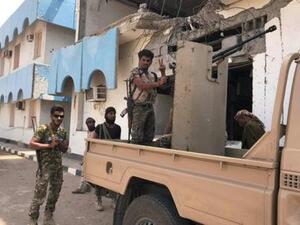 جنود يمنيون تدعمهم الامارات يحرسون محطة للطاقة بمدينة المخا الواقعة على البحر الأحمر في اليمن
