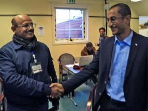 سليم مغلس العضو في وفد المتمردين (يمين) وأحمد غالب أحد اعضاء الوفد الحكومي يتصفاحان على هامش مشاورات السلام في السويد
