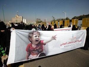 متظاهرات يمنيات مؤيدات للحوثيين ضد الضربات الجوية الأمريكية
