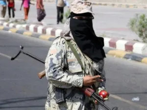 جندية يمنية من المتمردين
