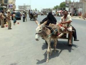 رجل وامراة على عربة يجرها حمار يعودان الى زنجبار كبرى مدن محافظة ابين جنوب اليمن بعد استعادتها من جهاديي القاعدة