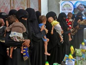 نساء امام مركز لتوزيع المساعدات في الحديدة