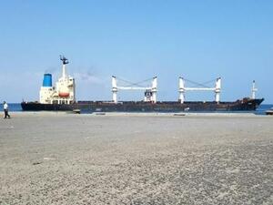 سفينة محملة بالقمح راسية في ميناء الصليف في غرب اليمن

