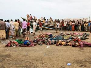 جثث للاجئين قتلوا في قصف استهدف قاربا محملا بلاجئين صوماليين كانوا متجهين الى ميناء الحديدة اليمني

