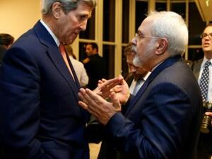 وزير الخارجية الإيراني محمد جواد ظريف (يمين) خلال محادثات مع وزير الخارجية الأميركي السابق جون كيري
